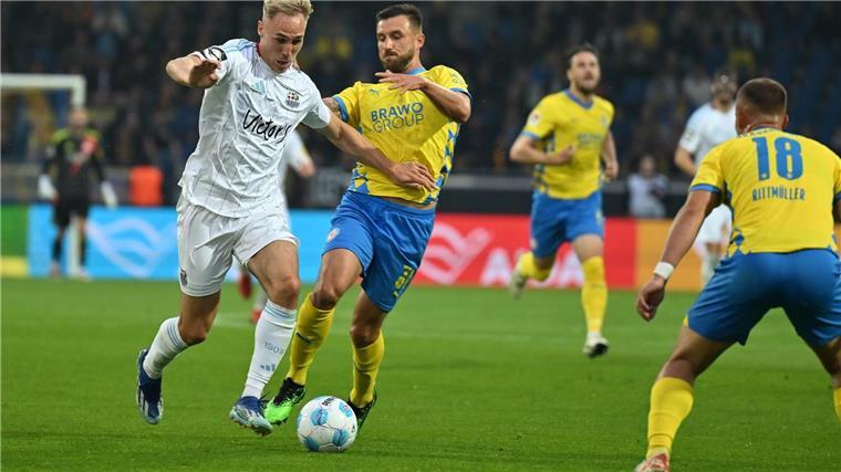 Braunschweigs Robin Krauße im Zweikampf mit dem Ex-Braunschweiger Florian Krüger.