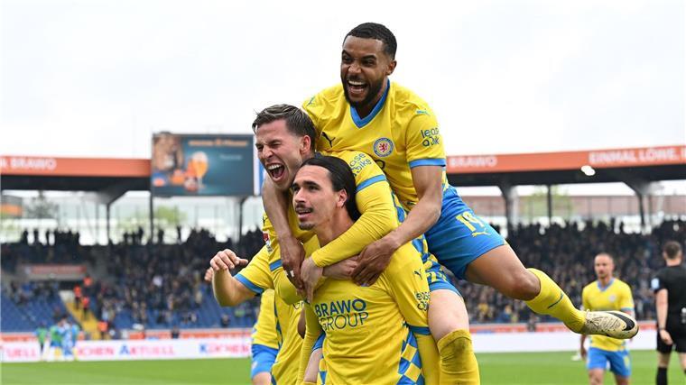 Lautern stolpert erneut im Aufstiegsrennen Braunschweigs Spieler feiern das 2:0 von Rayan Philippe (vorn).