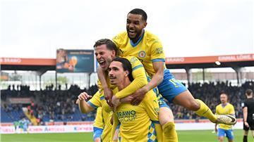 Braunschweigs Spieler feiern das 2:0 von Rayan Philippe (vorn).