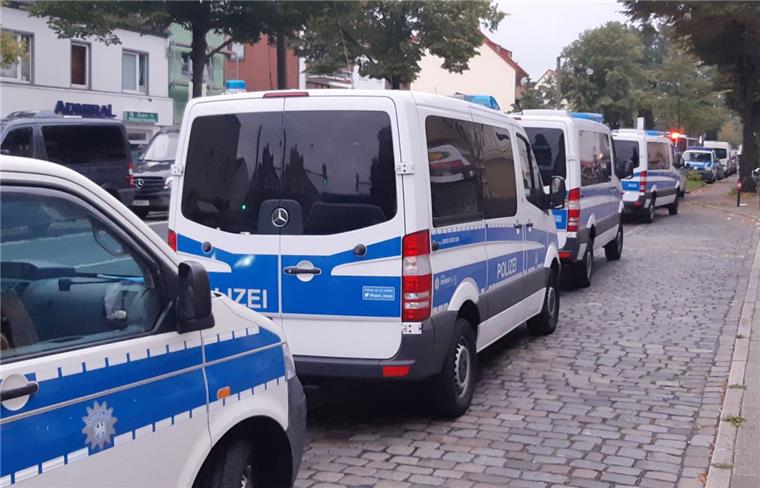 Bremen: Einsatzfahrzeuge der Bundespolizei stehen bei einem Großeinsatz gegen Schleuserkriminalität in einer Straße. Die Aktion, an der rund 600 Beamte beteiligt waren, richtete sich gegen das Einschleusen von Ausländern, wie die Bundespolizei mitteilte. 