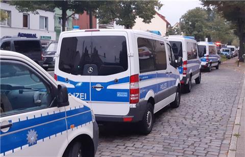 Bremen: Einsatzfahrzeuge der Bundespolizei stehen bei einem Großeinsatz gegen Schleuserkriminalität in einer Straße. Die Aktion, an der rund 600 Beamte beteiligt waren, richtete sich gegen das Einschleusen von Ausländern, wie die Bundespolizei mitteilte. 