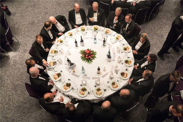Bremer Traditionsveranstaltung: Eiswette öffnet sich für Frauen Bremen: Festlich bekleidete Männer sitzen im Congress Centrum während des Eiswettfests des Vereins Eiswette von 1829 an runden Tischen. Erstmals seit rund 190 Jahren dürfen am 18.01.2020 Frauen am traditionellen Eiswettfest in der Hansestadt Bremen teilnehmen.