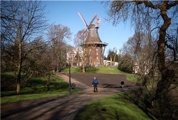 Bremen: Spaziergänger gehen an der Mühle am Wall entlang