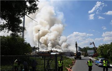 Bremen: Starke Rauchwolken ziehen bei einem Brand über die Blocklanddeponie. 