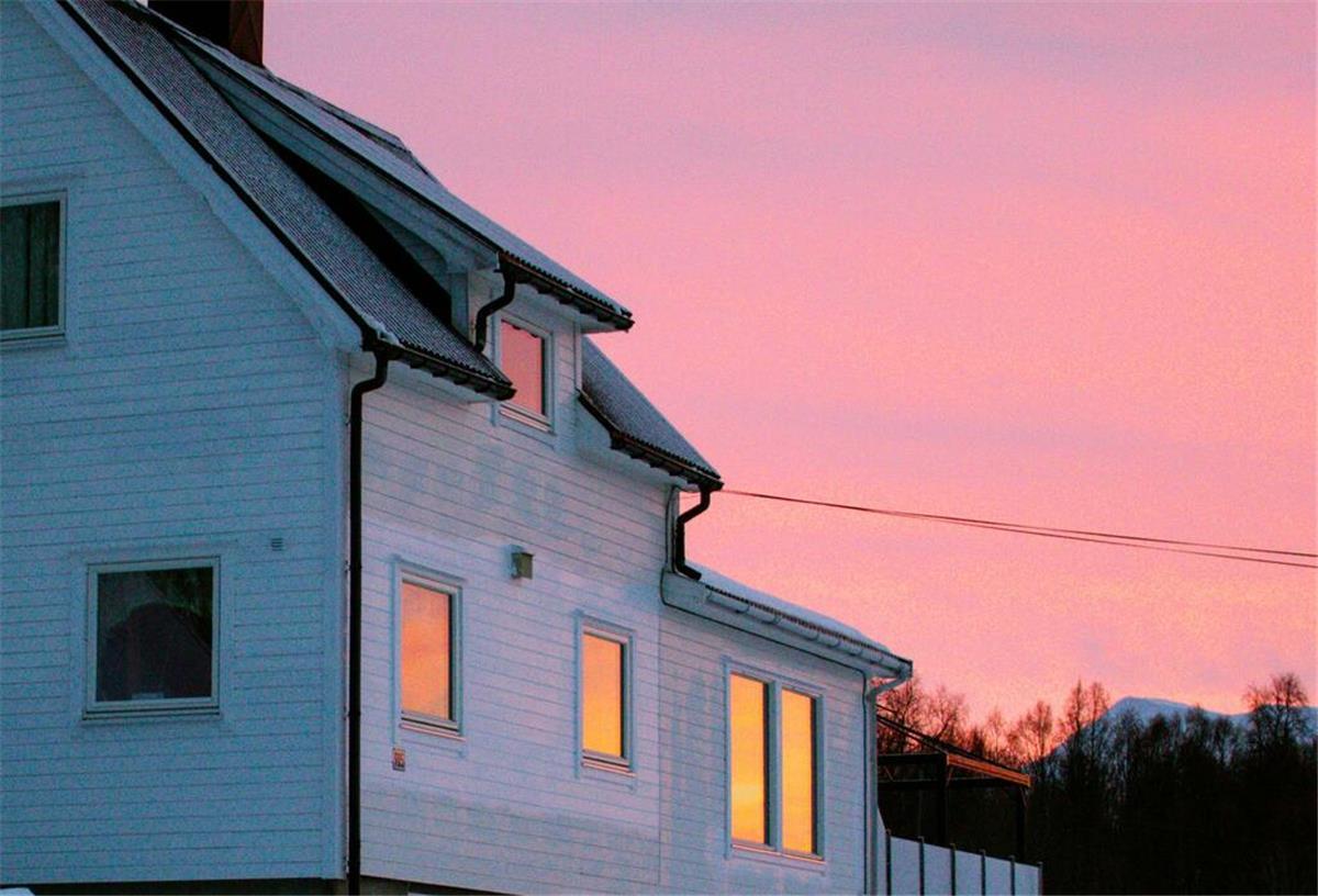 Voranschreitender Fernwärmeausbau in Bremen Haus und pinker Himmel