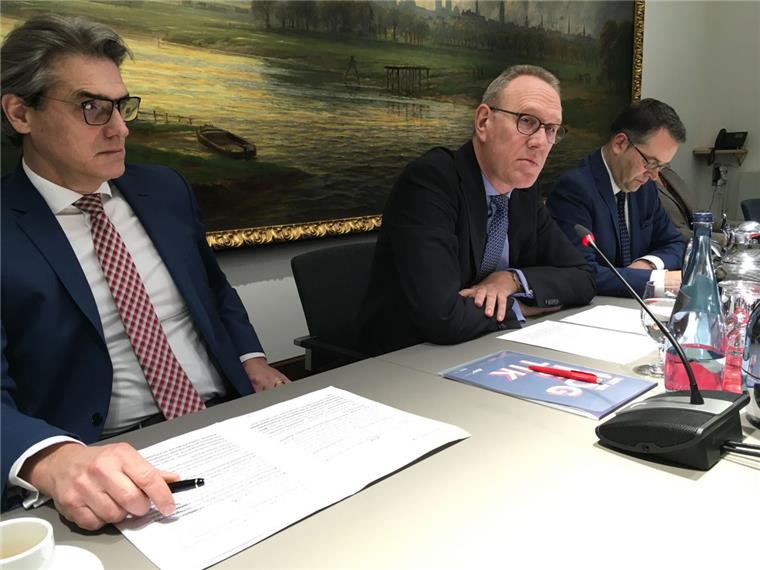 Containerumschlag in Bremerhaven mit hohen Verlusten Bremenportschef Robert Howe, BLG-Chef Frank Dreeke und Hafenstaatsrat Tim Cordßen (von links) bei der Pressekonferenz.