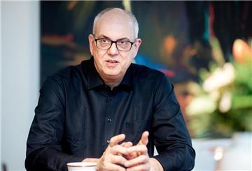 Andreas Bovenschulte (SPD), Bürgermeister von Bremen, spricht bei einem dpa-Interview im Rathaus.