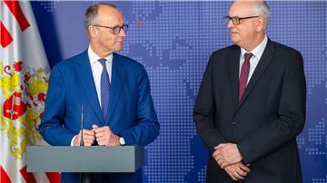 Bremens Bürgermeister Andreas Bovenschulte (r) warnt davor, die Probleme in den Städten allein auf die Migration zu reduzieren. (Archivbild)