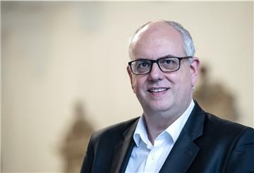 Andreas Bovenschulte steht im Rathaus.