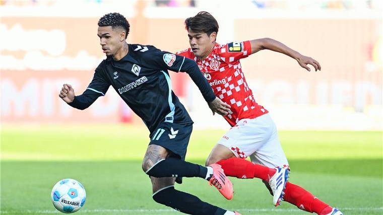 Bremens Justin Njinmah (l) holte erst den Elfmeter zum 1:0 heraus, musste dann aber früh ausgewechselt werden.