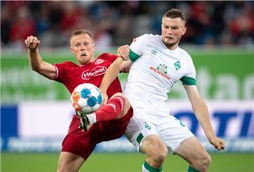 Bremens Lars Lukas Mai, hier im Zweikampf mit Düsseldorfs Rouwen Hennings, will Verantwortung übernehmen. 
