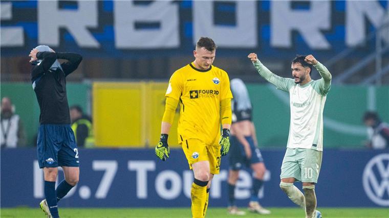 Bremens Leonardo Bittencourt (r) jubelt nach dem Schlusspfiff in Paderborn.