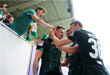 Bremens Marco Friedl (links) jubelt nach seinem Tor zum 1:0 mit Milos Veljkovic (Mitte) und Christian Groß.