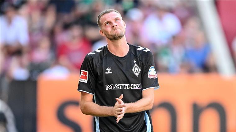 Bremens Marvin Ducksch ärgert sich nach seiner vergebenen Großchance zum Siegtor.