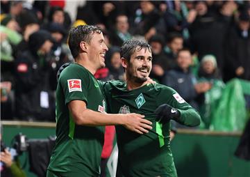 Bremens Max Kruse (links) muss sich von seinem Sturmpartner Fin Bartels für die restliche Saison verabschieden. Bartels riss sich im Spiel gegen Dortmund die Achillessehne. 
