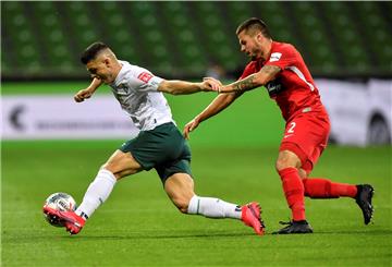 Bremens Milot Rashica (links) und Heidenheims Marnon Busch kämpfen um den Ball.