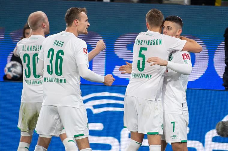 Bremens Milot Rashica (rechts) jubelt nach seinem Strafstoßtor zum 0:1 mit Teamkollegen Davy Klaassen, Christian Groß, Ludwig Augustinsson. 