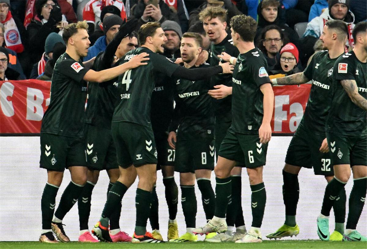 Bremens Mitchell Weiser (M) bejubelt sein Tor zum 0:1 mit den Teamkollegen.