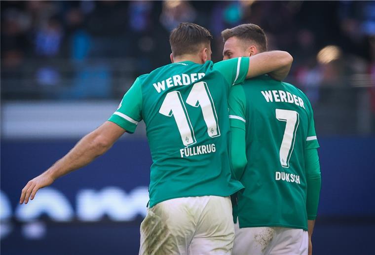 Bremens Niclas Füllkrug (links) feiert sein Tor zum 1:2 mit Marvin Ducksch.