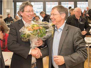 Bremens Regierungschef Carsten Sieling (SPD, rechts) gratuliert dem neuen Bremerhavener DGB-Vorsitzenden Lutz Bock zu seiner Wahl. Foto Adebahr