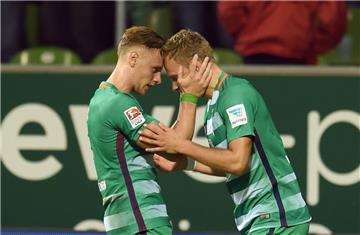Bremens Robert Bauer hat das Eigentor gegen Wolfsburg verursacht. Lennart Thy (r...