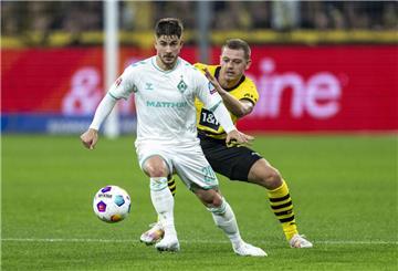 Bremens Romano Schmid (links) und Dortmunds Julian Ryerson kämpfen um den Ball. 