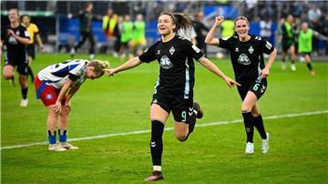 Bremens Sophie Weidauer jubelt nach ihrem Tor zum 1:2.
