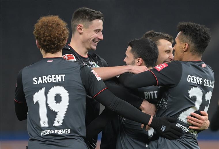 Werder feiert einen klaren Sieg in Berlin Bremens Spieler bejubeln das 3:1 von Leonardo Bittencourt (Mitte). Links freuen sich Joshua Sargent und Marco Friedl, rechts Theodor Gebre Selassie.