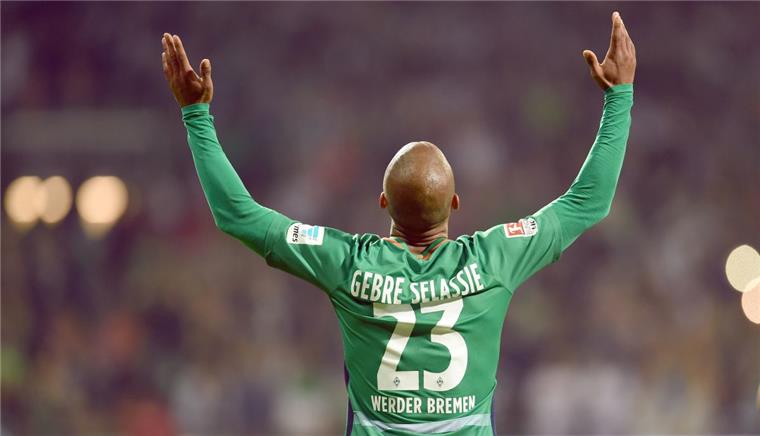 Bremens Torschütze zum 2:1 Theodor Gebre Selassie  jubelt über sein Tor.