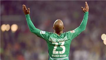 Bremens Torschütze zum 2:1 Theodor Gebre Selassie  jubelt über sein Tor.