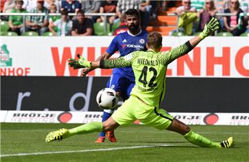 Bremens Torwart Felix Wiedwald ist chancenlos beim zwischenzeitlichen 3:1 für Chelsea. Diego da Silva  darf sich als Torschütze feuern lassen.