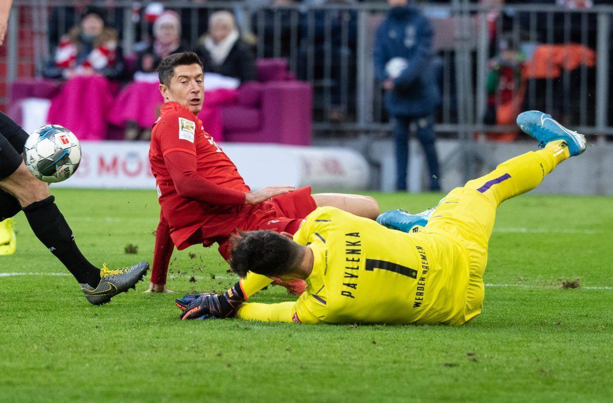 Bremens Torwart Jiri Pavlenka gibt alles, kann die 1:6-Niederlage gegen Bayern München aber nicht verhindern. 
