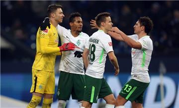 Bremens Torwart Jiri Pavlenka (links) mit Theodor Gebre Selassie, Niklas Moisander und Milos Veljkovic.  