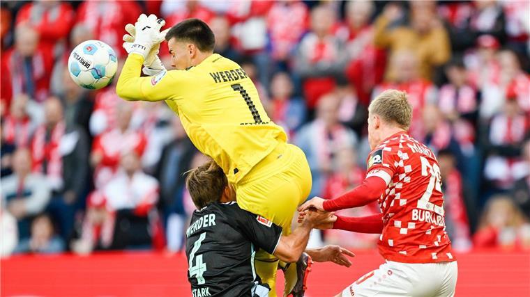 Bremens Torwart Michael Zetterer leitete das 1:1 der Mainzer mit einem Fehler ein.