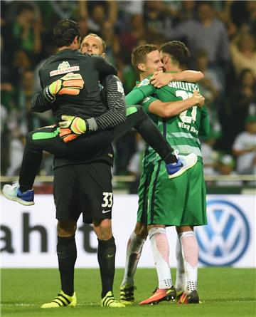 Bremens Trainer Alexander Nouri jubelt mit Torwart Jaroslav Drobny, Florian Gril...