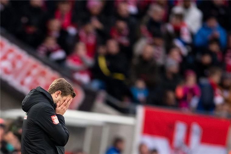 Werder kassiert die vierte Niederlage in Folge Bremens Trainer Florian Kohfeldt kann die erneute Niederlage nicht fassen.