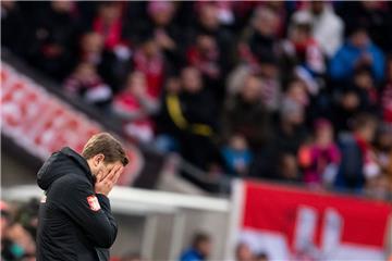 Bremens Trainer Florian Kohfeldt kann die erneute Niederlage nicht fassen.