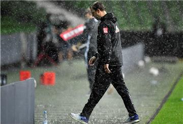 Bremens Trainer Florian Kohfeldt stand beim Hinspiel in der Relegation im eigenen Stadion nicht nur sprichwörtlich im Regen.