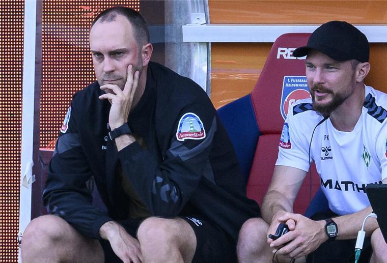 Bremens Trainer Ole Werner (links) wird deprimiert.