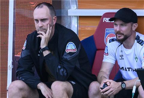 Bremens Trainer Ole Werner (links) wird deprimiert.