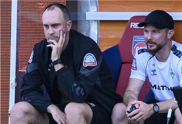 Bremens Trainer Ole Werner (links) wird deprimiert.