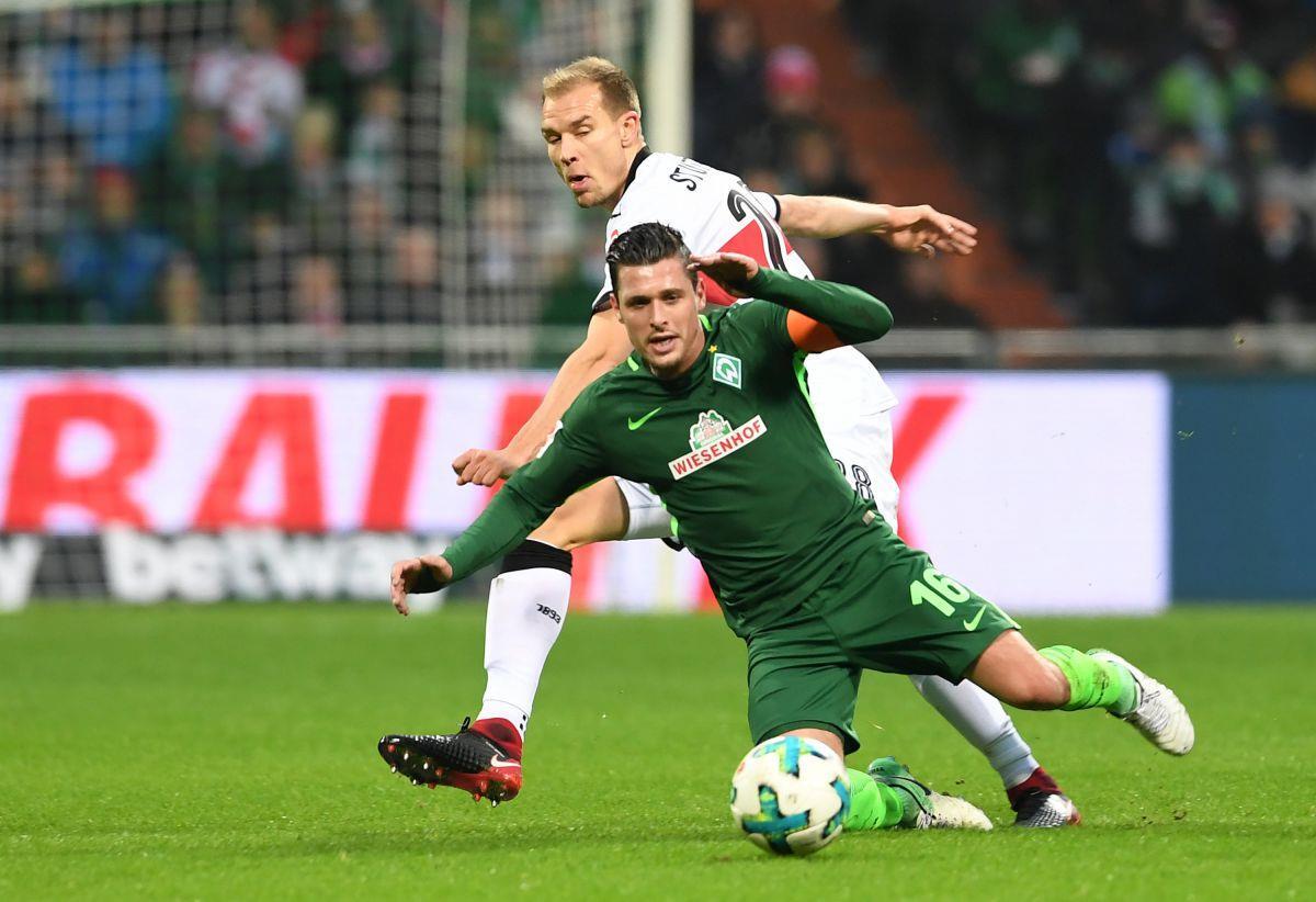 Bremens Zlatko Junuzovic (links) kämpft im Weserstadion gegen Stuttgarts Holger Badstuber um den Ball. 