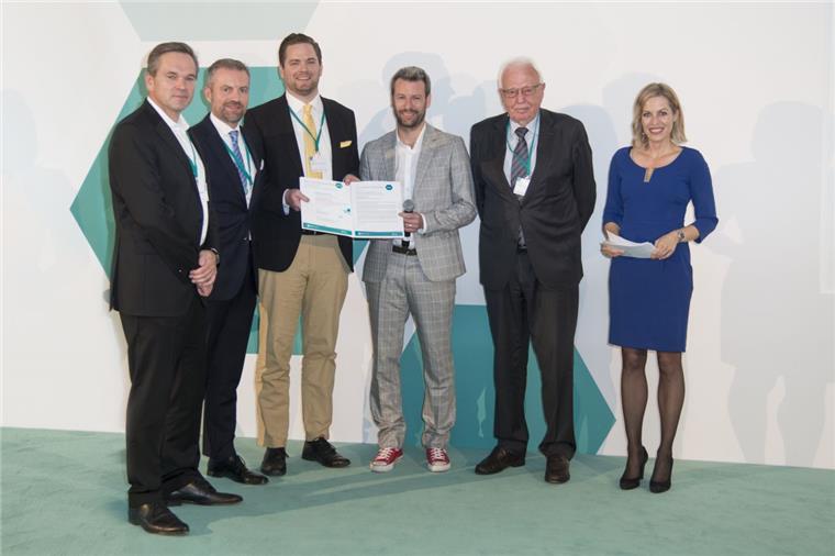 Gruppenfoto der AOK-Vorsitzenden bei einer Preisverleihung.