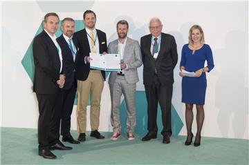Gruppenfoto der AOK-Vorsitzenden bei einer Preisverleihung.
