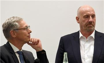 Bremer Regierungschef Carsten Sieling (SPD) (links) und CDU-Herausforderer Carsten Meyer-Heder diskutieren auf einer Veranstaltung der Konrad-Adenauer-Stiftung im Vorfeld der Bürgerschaftswahl.