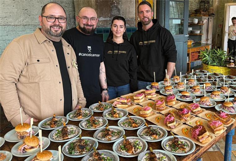 Bremerhaven beeindruckt Berlin (von links): Veranstalter Timo Wentzel mit Arthur Schäfer, einer Mitarbeiterin von „Cakes and Bowls“ und Dennis „The Smasher“ Holstein aus Cuxhaven.