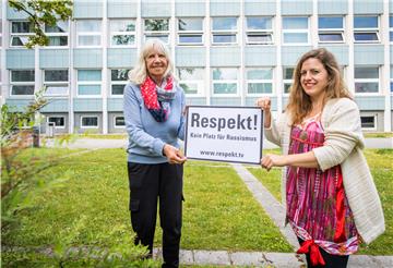 Bremerhaven bekommt eine Plakette für Respekt. Angebracht werden soll diese an der Volkshochschule. Wie diese Plakette nach dem Druck ausssehen soll, zeigen die beiden Vertreterinnen der Stadtverordnetenversammlung Petra Brand (links) und Marnie Knorr.