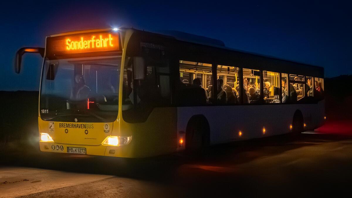 Bremerhaven Bus bringt Besucher zur Lichterroute nach Otterndorf Bremerhaven Bus bringt Besucher zur Lichterroute „Wasserwege“ nach Otterndorf.