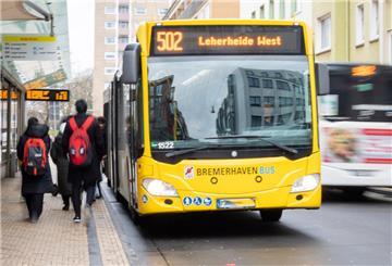Bremerhaven Bus fährt wieder an der Kreuzung Kirchen-/ Bgm.- Smidt-Straße.