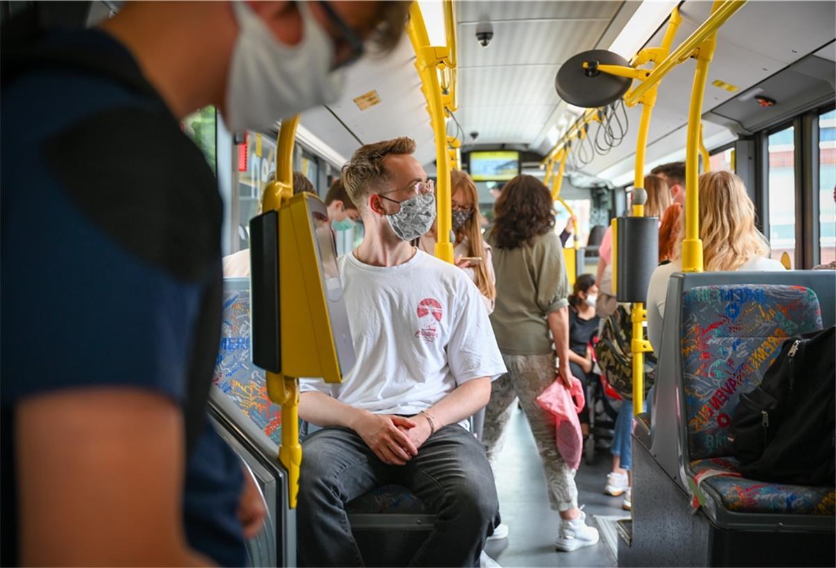 Mit Jannik Sauer fahren wir mit Gesichtsmaske Bus.